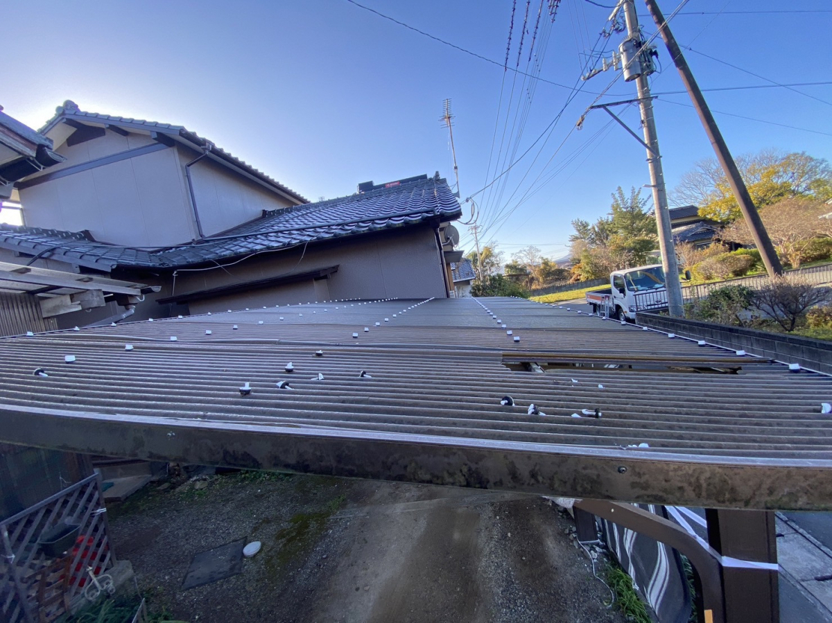 堀川トーヨー住器のN様邸 カーポート屋根の張替工事の施工前の写真1
